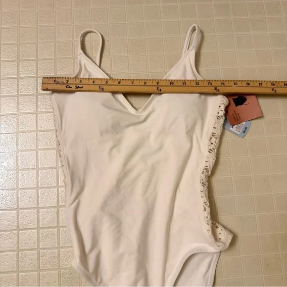 Women's Crochet Side Panel Coverage One Piece Swimsuit Shade and Shore Size M - Picture 6 of 8